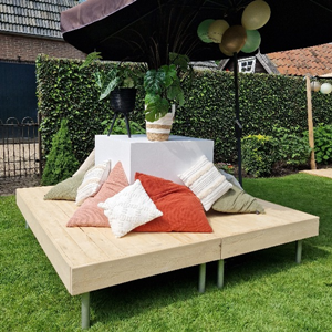 Zithoek met kussens en planten